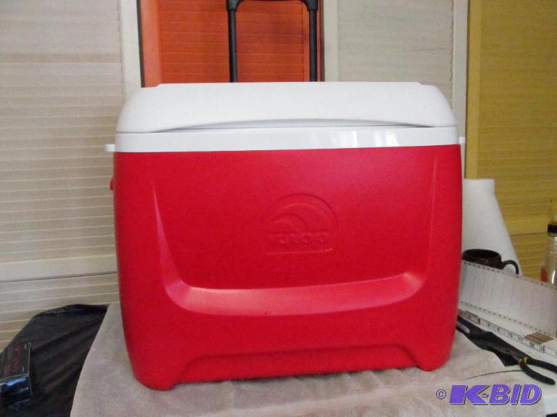 lot 67 image: Large Igloo Cooler with Wheels and a Handle