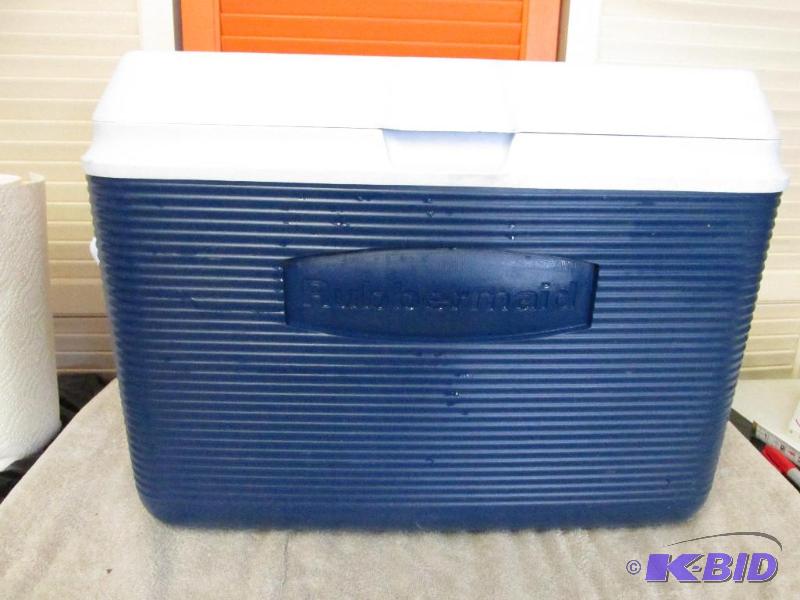 lot 68 image: Large Rubbermaid Cooler