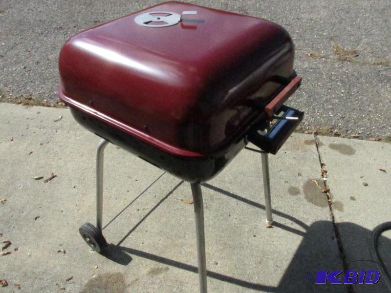 lot 69 image: Charcoal Grill - MADE IN THE USA - CLEAN