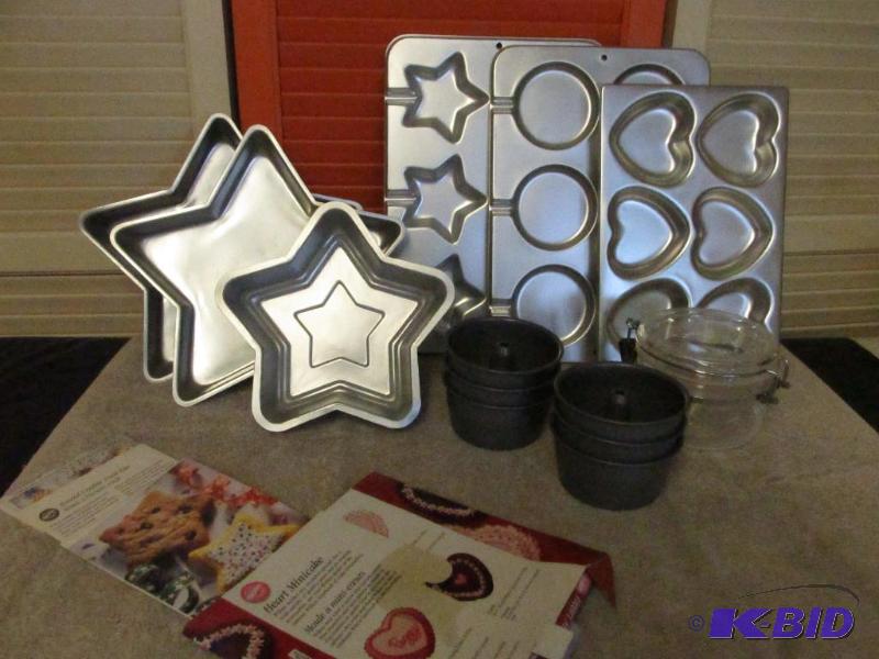 lot 90 image: LOTS of very nice Wilton Baking Stuff