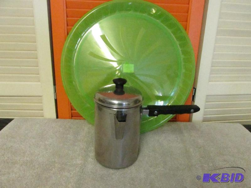 lot 91 image: 2 - 15 Bright Green Plastic Plates and a COOL Vintage Coffee Server