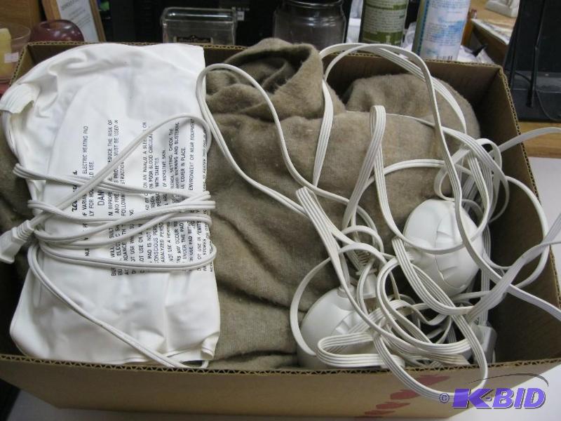lot 74 image: Duel control electric blanket and heating pad...