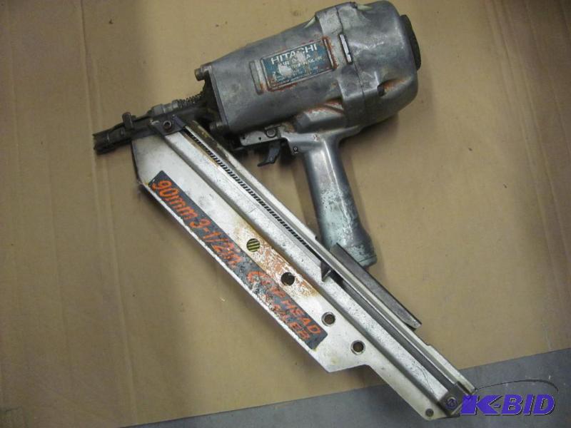 lot 113 image: HITACHI 90mm3.5" Clip Head Nail Gun. Un...