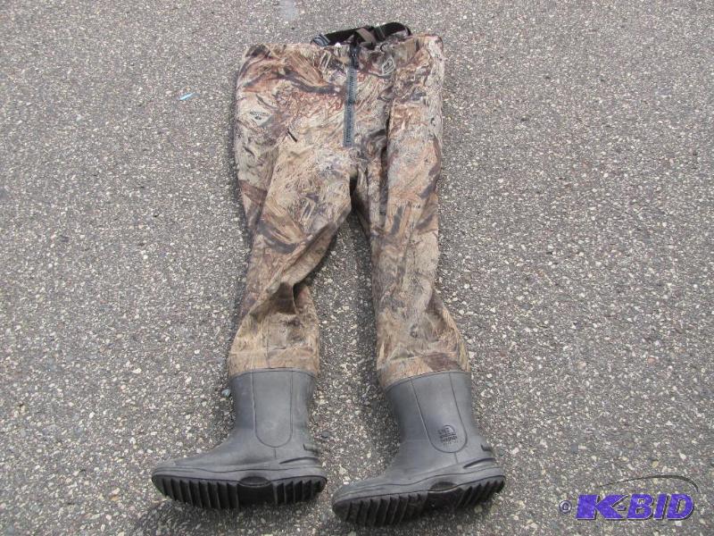 lot 20 image: These HODGMAN Mossy Oak Duck Blind Guide-Lite...