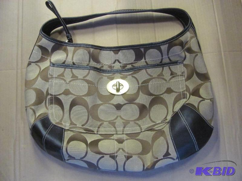 lot 5 image: Original COACH Zippered Purse (No. A0785-1076...