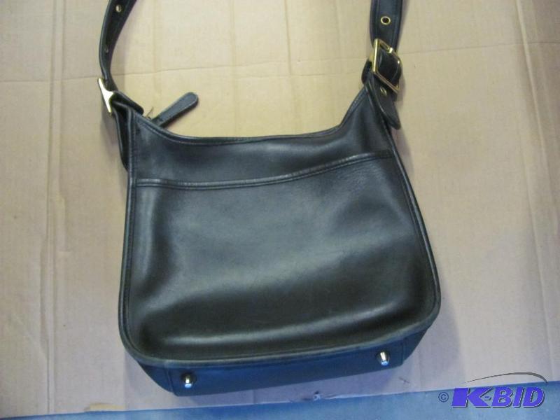 lot 6 image: Original COACH Black Leather Zippered Purse (...