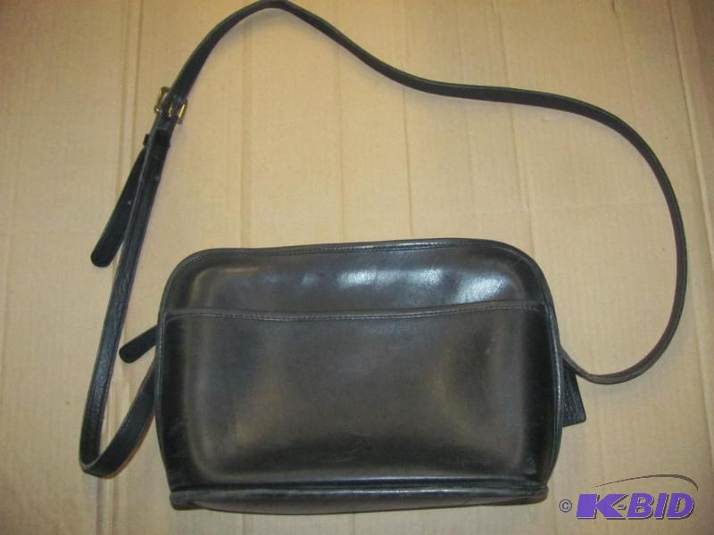 lot 7 image: Original COACH Black Leather Zippered Purse (...