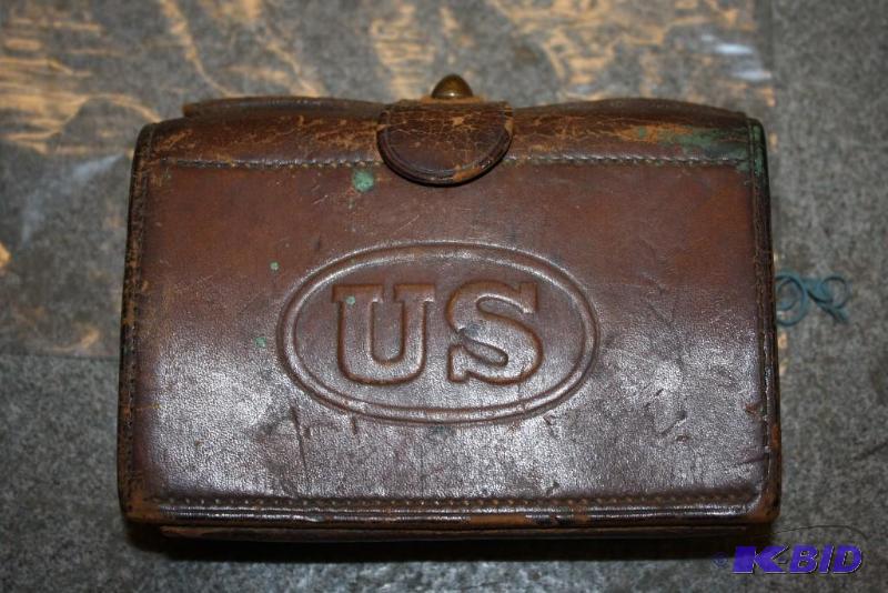 lot 867 image: Vintage US Leather Ammo Holder includes 30 c...