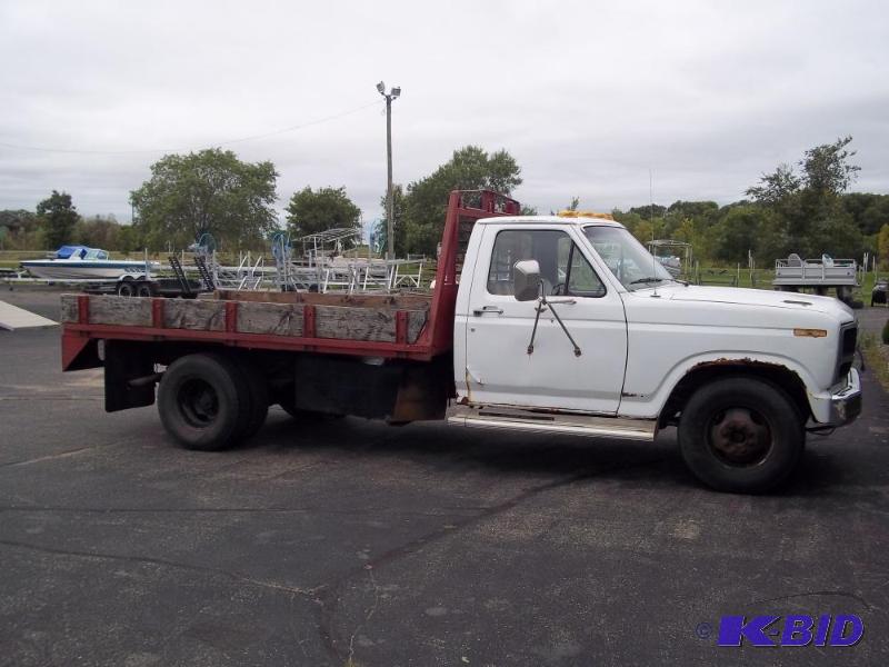 lot 1 image: 1986 Ford Truck with 7 x 11 Bed, Fifth whee...