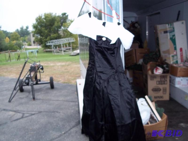 lot 110 image: Prom dress size 13-14...