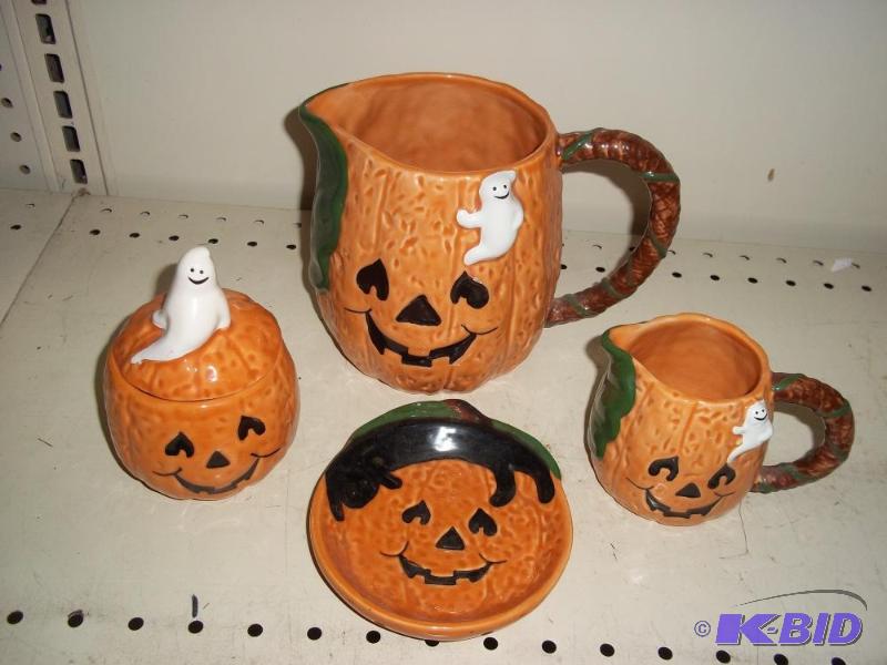 lot 125 image: Halloween Serving Decor...