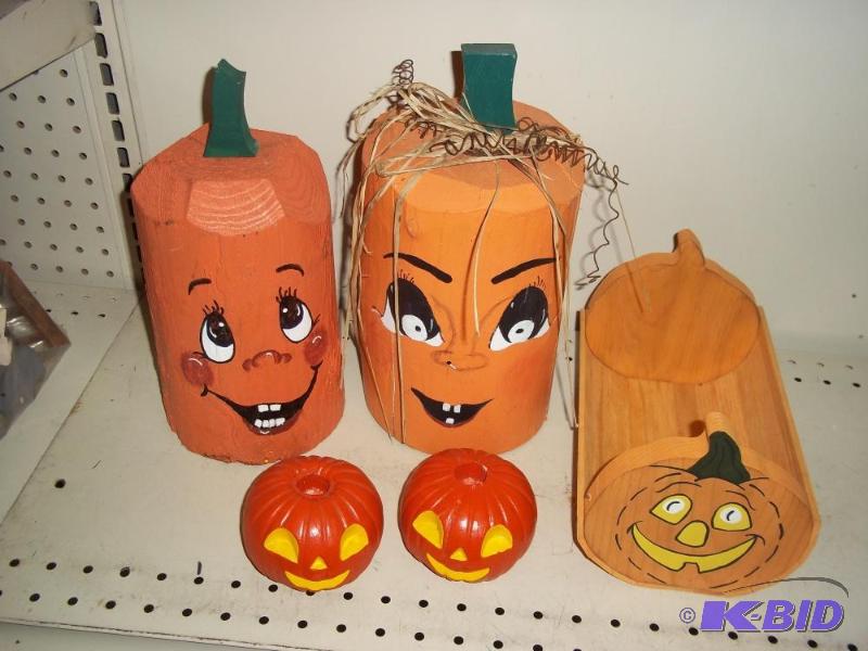lot 131 image: Halloween Decor...