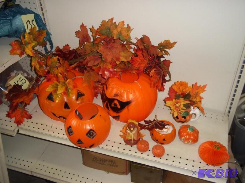lot 140 image: Halloween Decor...