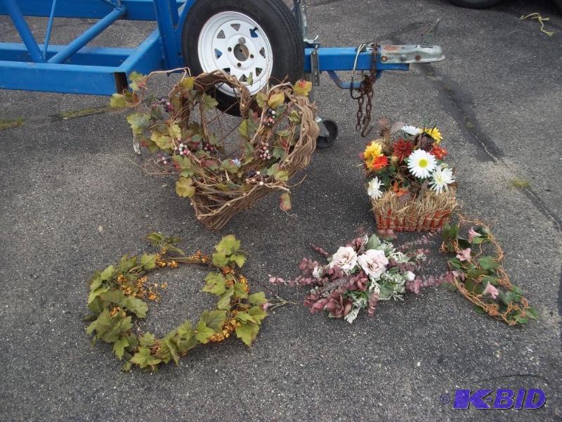 lot 176 image: Grapevine and greenery Wall Decor...