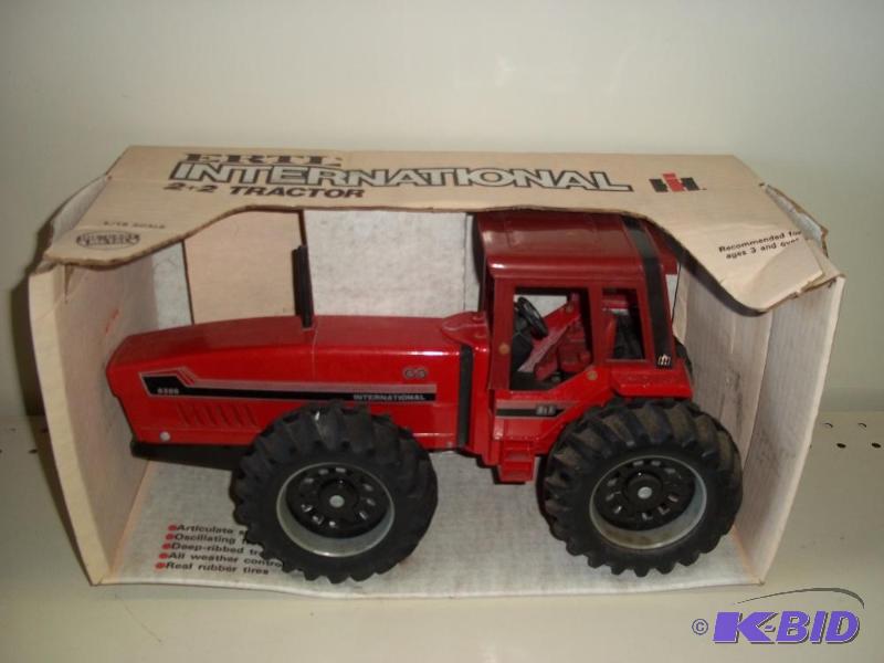 lot 186 image: ERTL Toys International Tractor 2X2 6388 with...