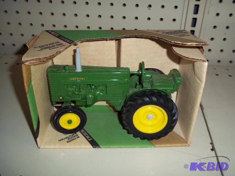 lot 187 image: ERTL John Deere Model M Tractor 1  16 scale ...