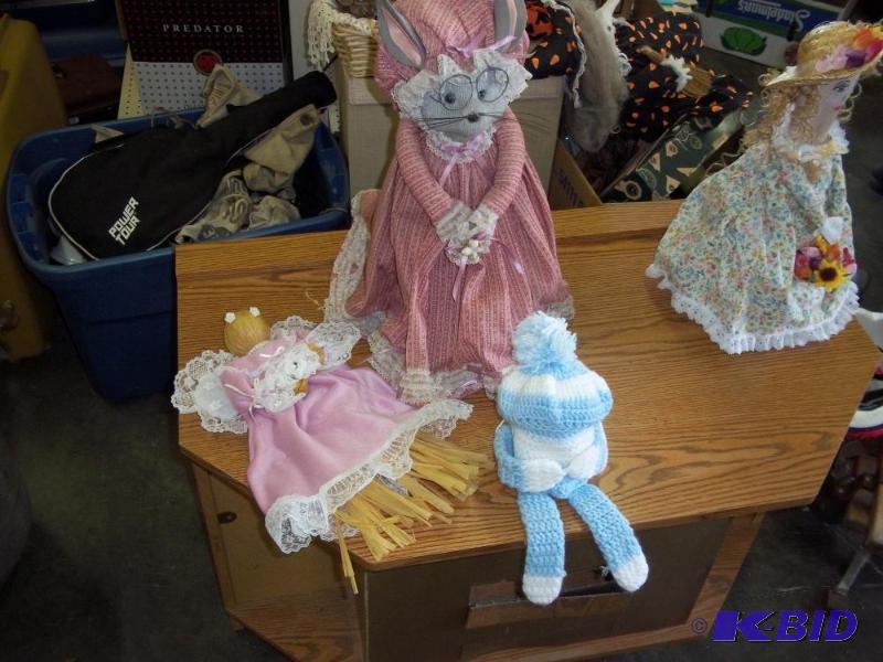 lot 192 image: 4 dolls   Mouse doll  Crochet doll  Angel dol...