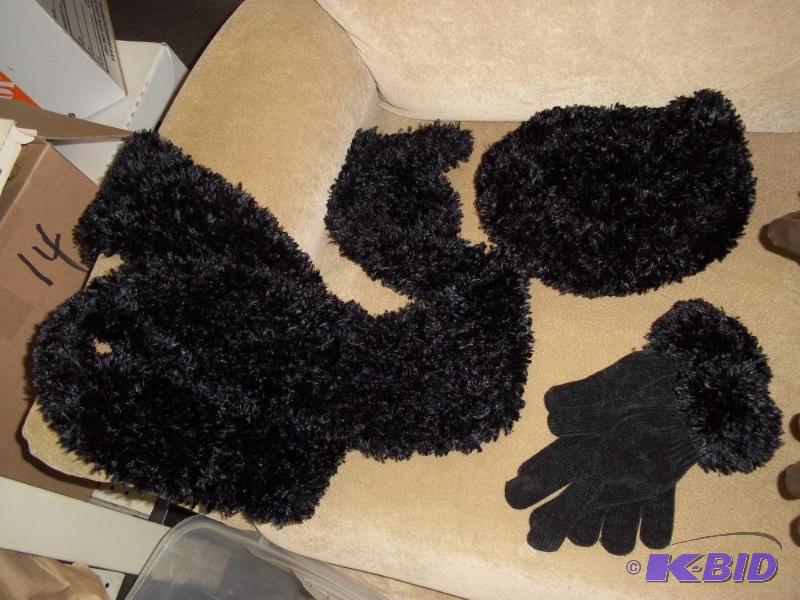 lot 216 image: Hat, Scarf and mitten set...