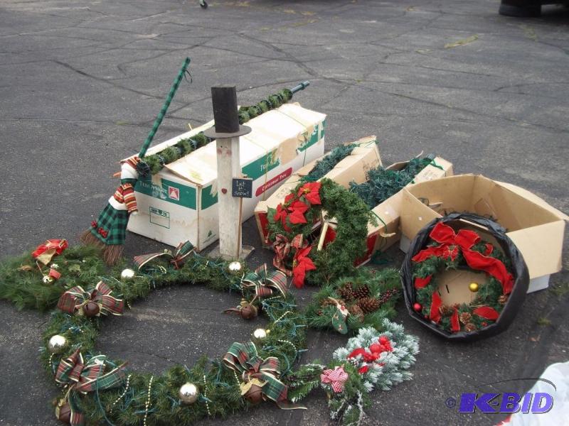 lot 226 image: Christmas wreaths and tress...
