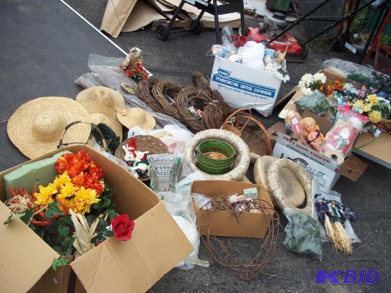 lot 232 image: Lot of Art Decor supplies...