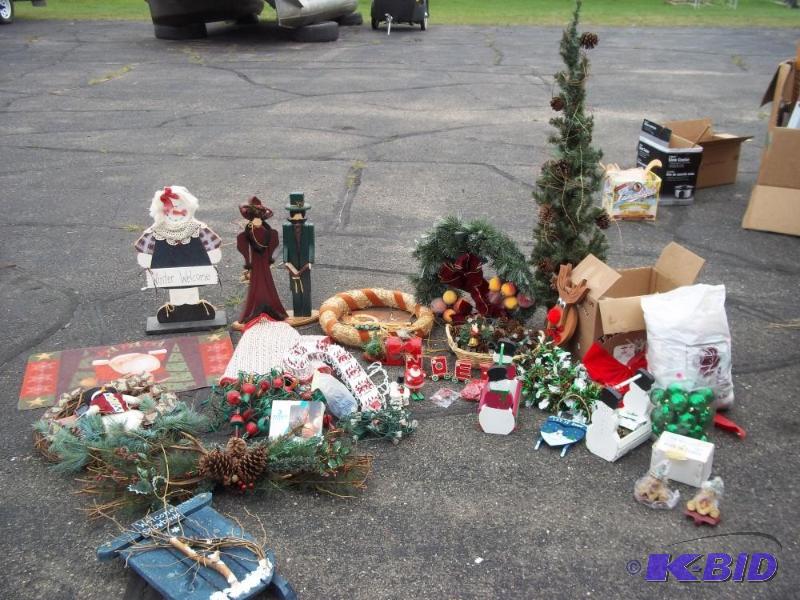 lot 242 image: Lot of Christmas Decor...