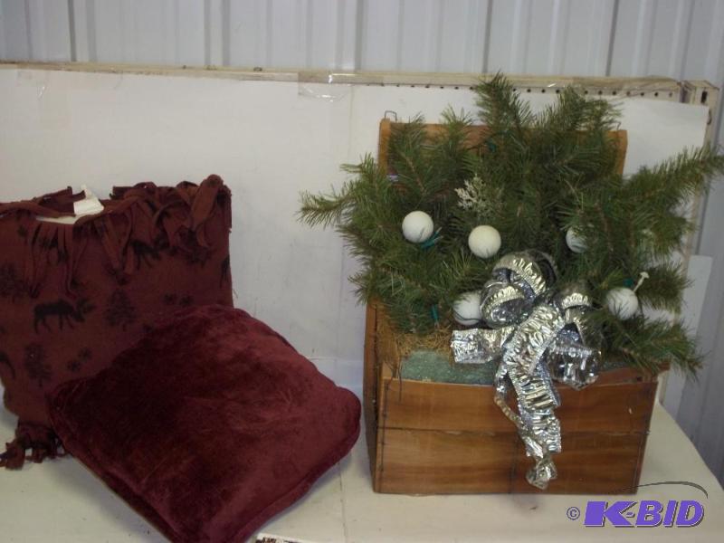 lot 261 image: Christmas Decor...