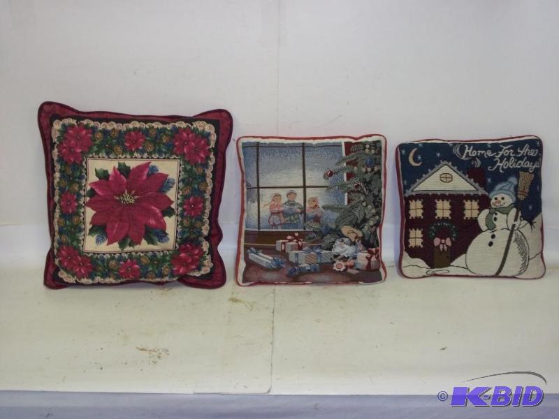 lot 264 image: 3 Christmas pillows...