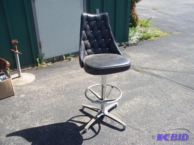 lot 29 image: Black bar chair...