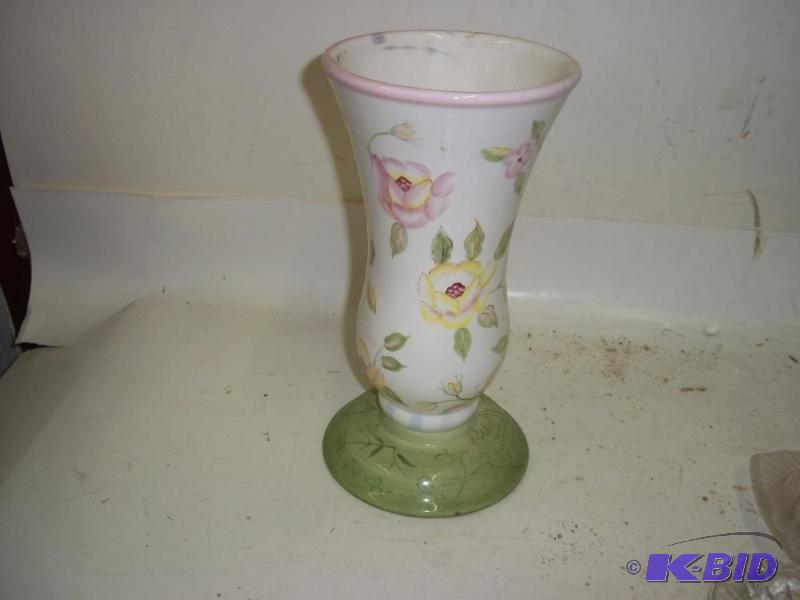 lot 291 image: Vintage Floral Vase...
