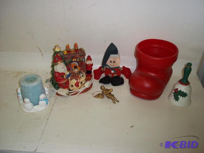 lot 293 image: Misc Christmas Decor...