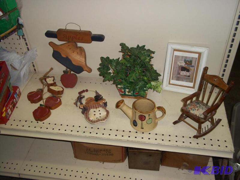 lot 320 image: Misc Christmas Decor...