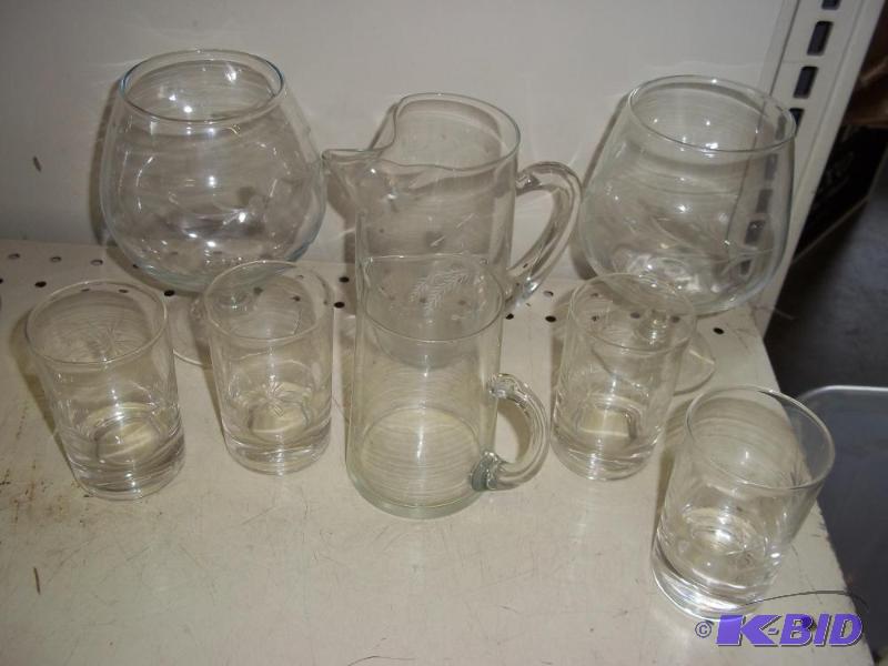 lot 365 image: Etched Glassware Set with Love Birds pattern...