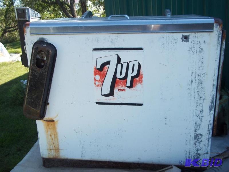 lot 5 image: Vintage 7-Up Pop Machine...