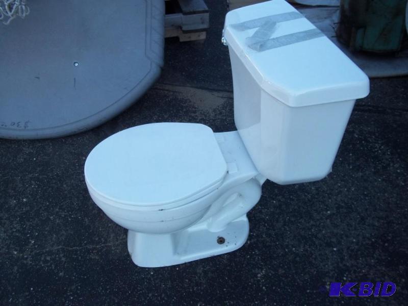 lot 9 image: Toilet...