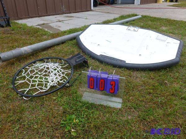 Huffy sports basketball set with pole. Cash o...