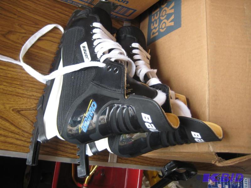 lot 11 image: Charger Hockey Skates (Bauer) with Skate Guards Size 9