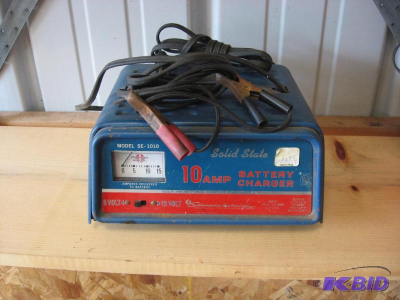 lot 14 image: Battery Charger