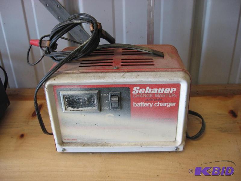 lot 15 image: Batter Charger