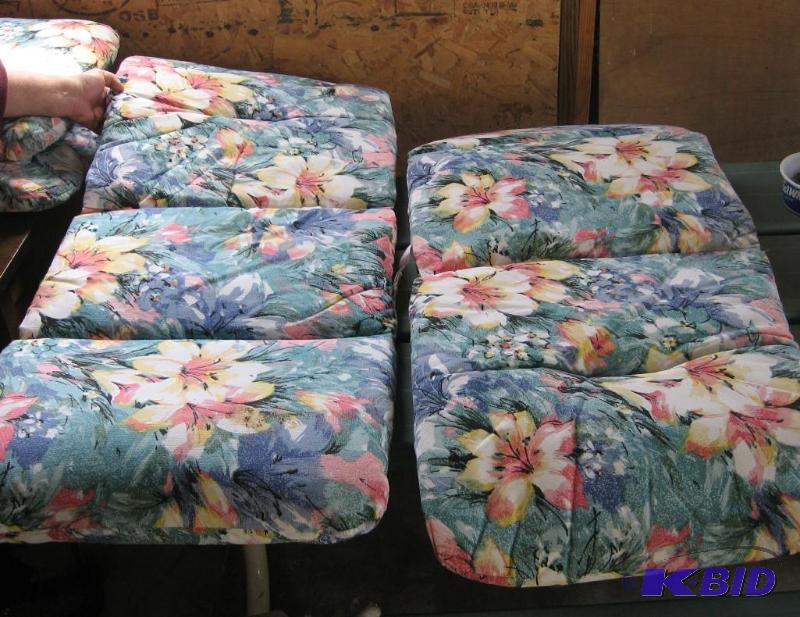 lot 35 image: Sunbeam Chair Cushions for Lawn Chairs