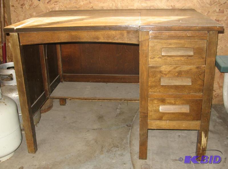 lot 36 image: Vintage Typewriter Desk with a Lift Panel (great for a laptop today)