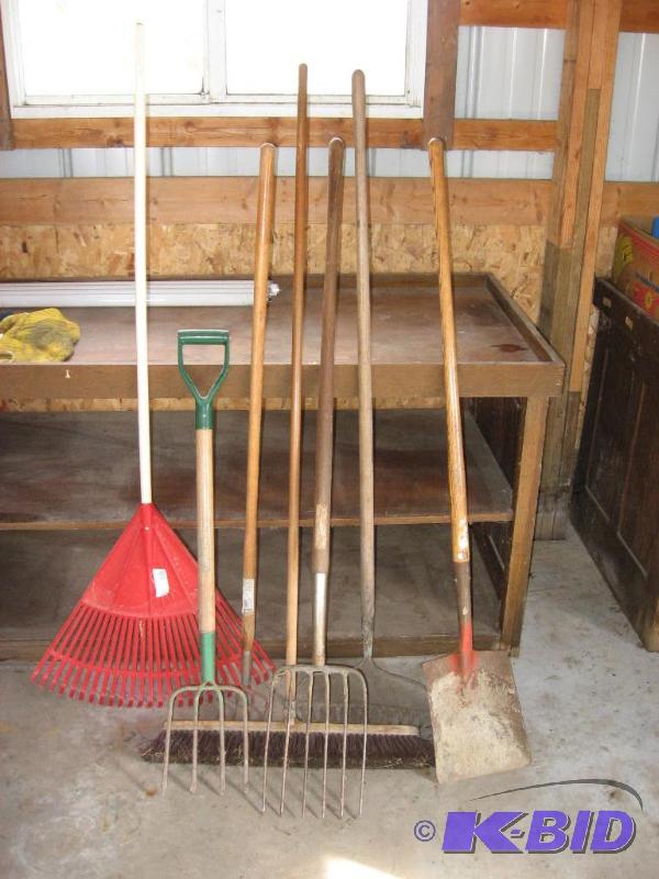 lot 40 image: Lawn Tools Lot 1