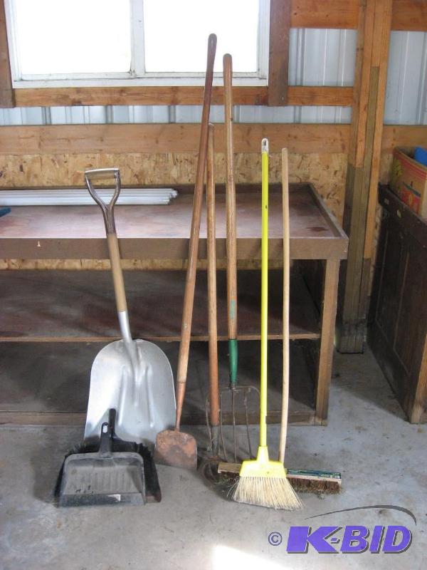 lot 42 image: Lawn Tools Lot 3