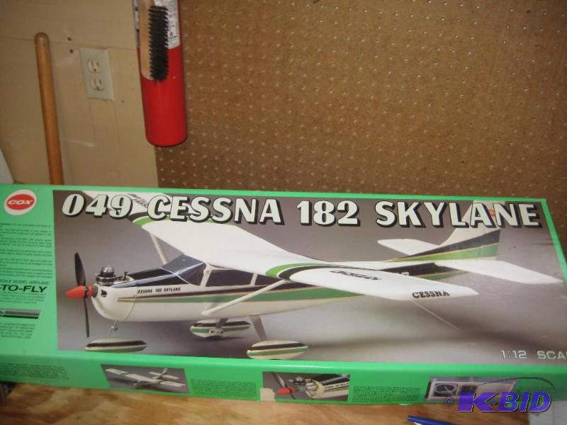 lot 5 image: Cox 049 Cessna 182 Skylane Radio Controlled Plane