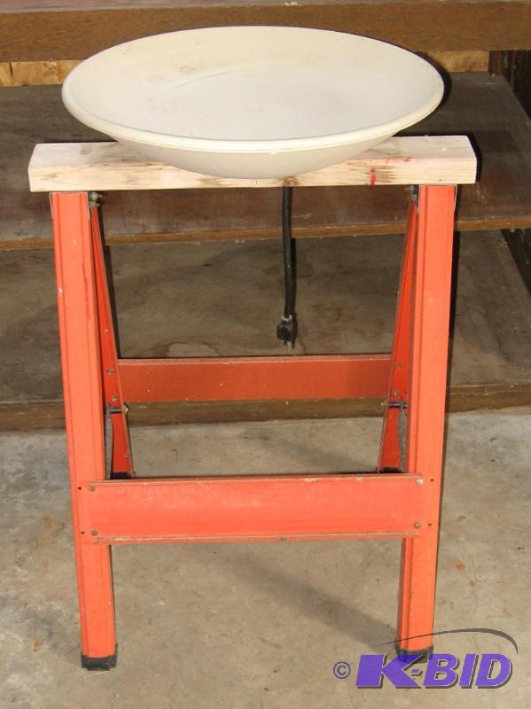 lot 6 image: Heated Bird Bath