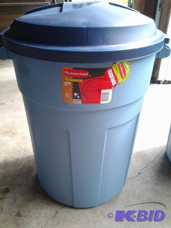 lot 74 image: Rubbermaid Garbage Can (New) with Lid