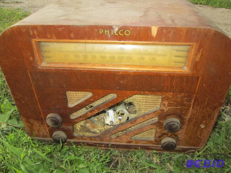 lot 88 image: Antique Philco radio with bad speaker...