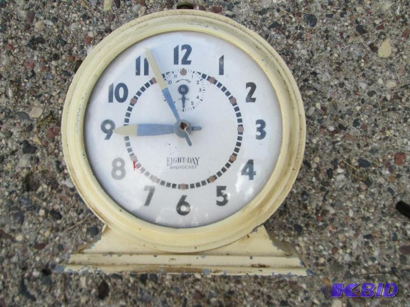 lot 95 image: Wind up clock...