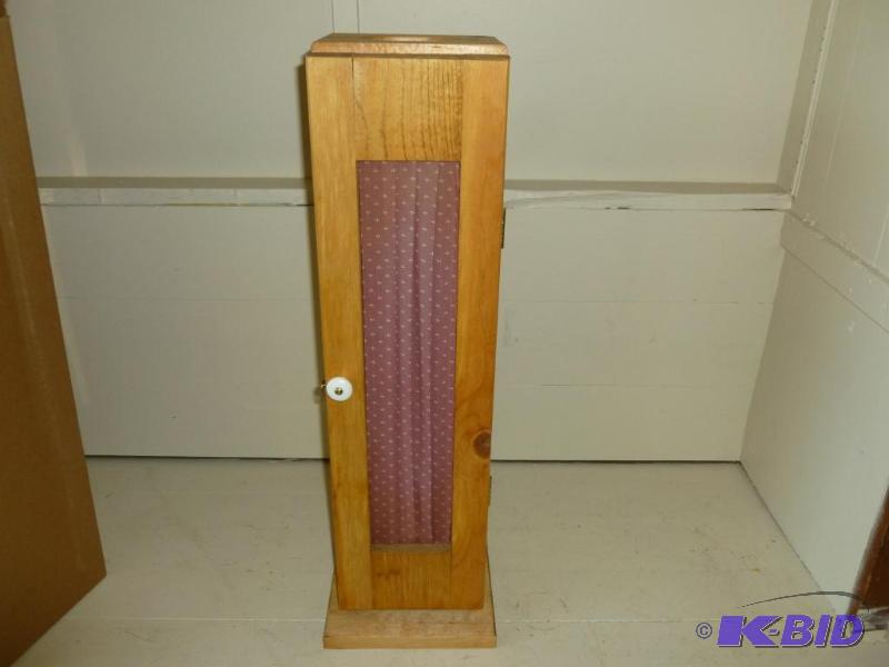 lot 140 image: Nice solid wood toilet tissue and Kleenex&nbs...
