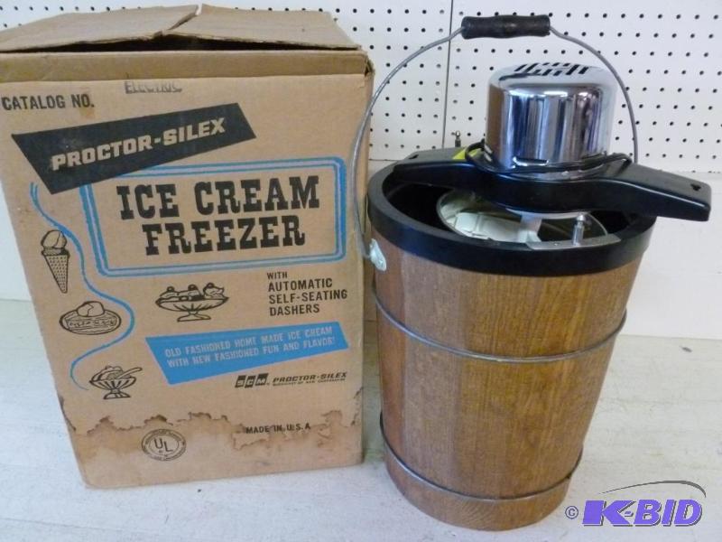 lot 146 image: Vintage Proctor-Silex&nbspice cream freezer ...