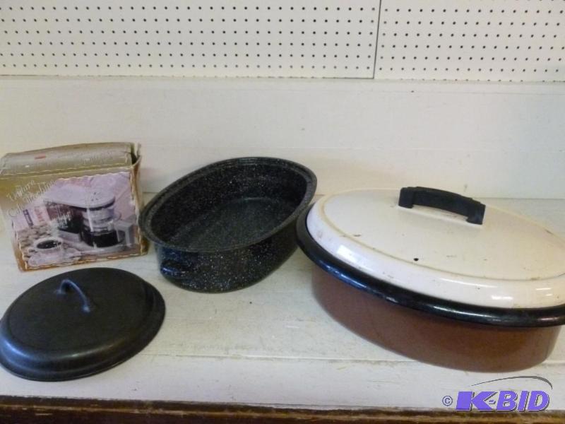 lot 151 image: Large Vintage Nesco porcelain roaster with li...